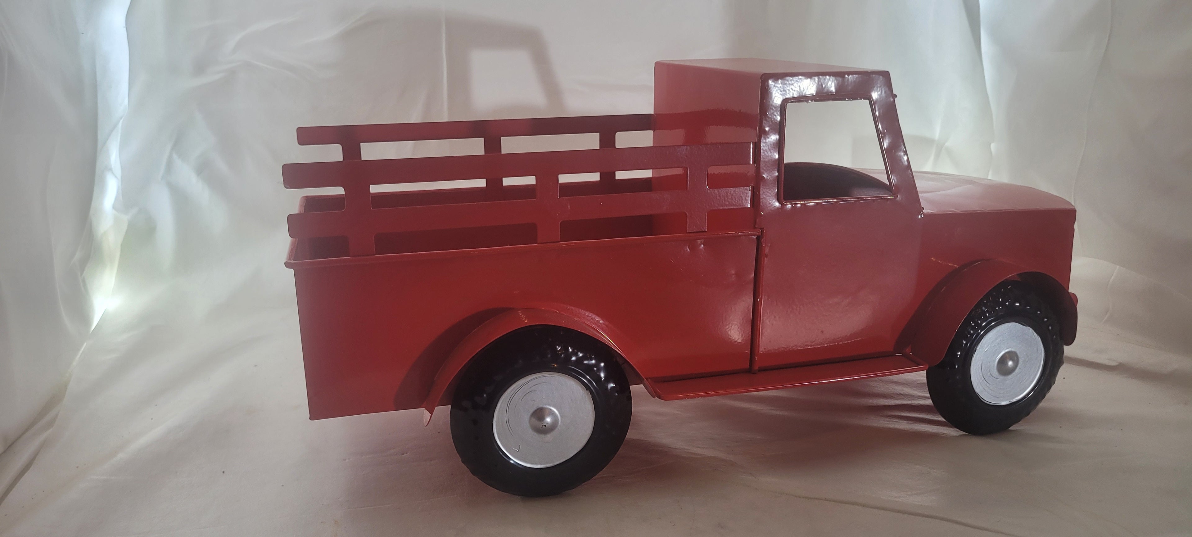 Camion rouge de style vintage décoratif