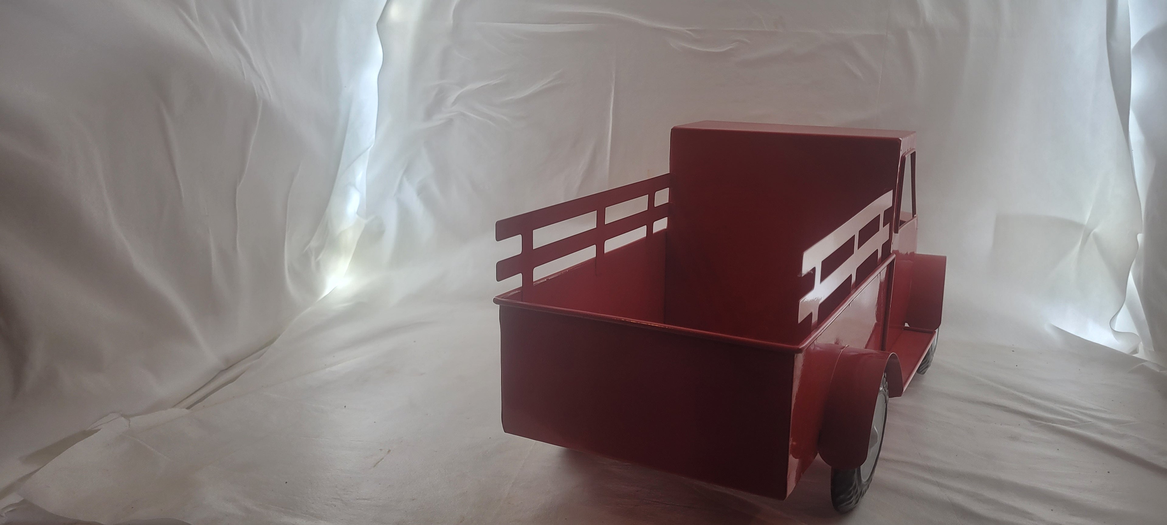Camion rouge de style vintage décoratif