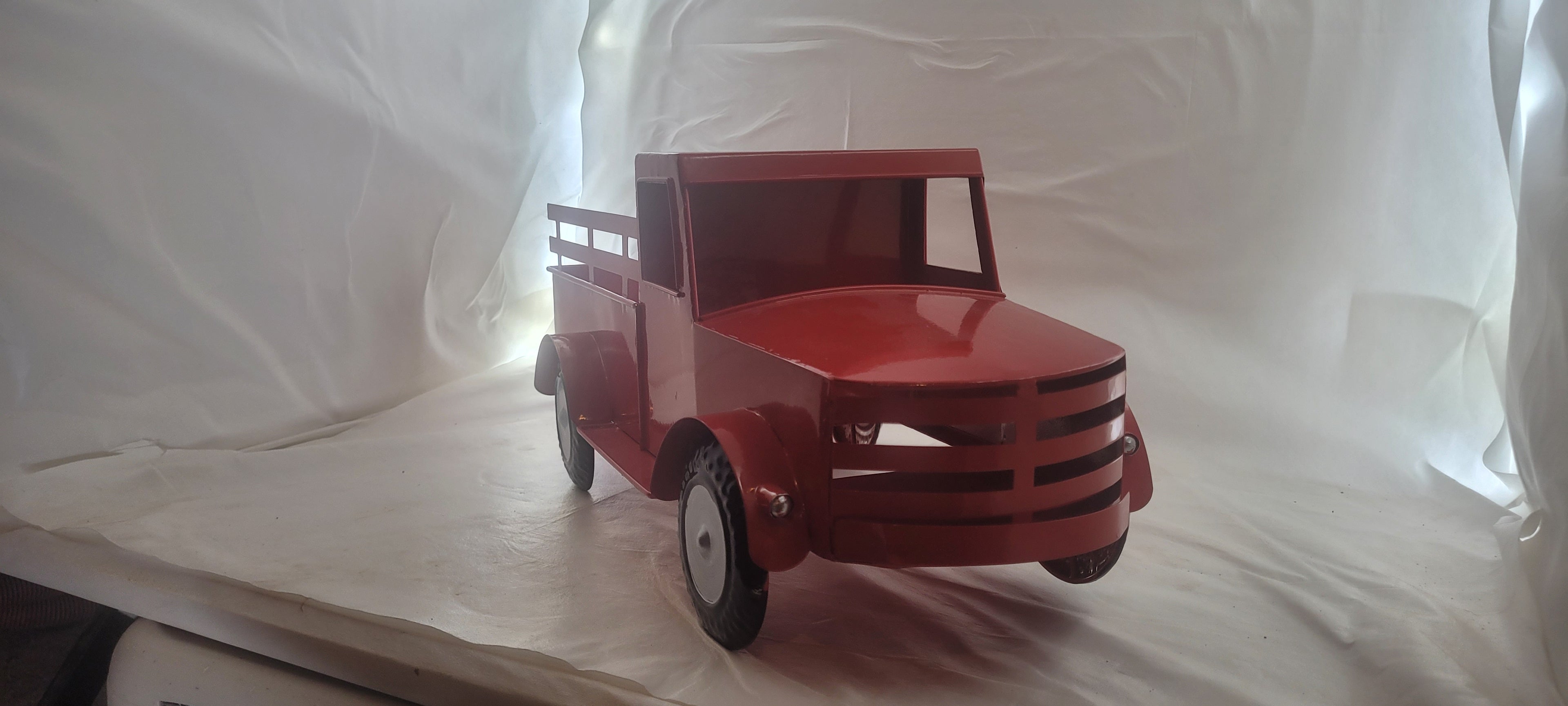 Camion rouge de style vintage décoratif