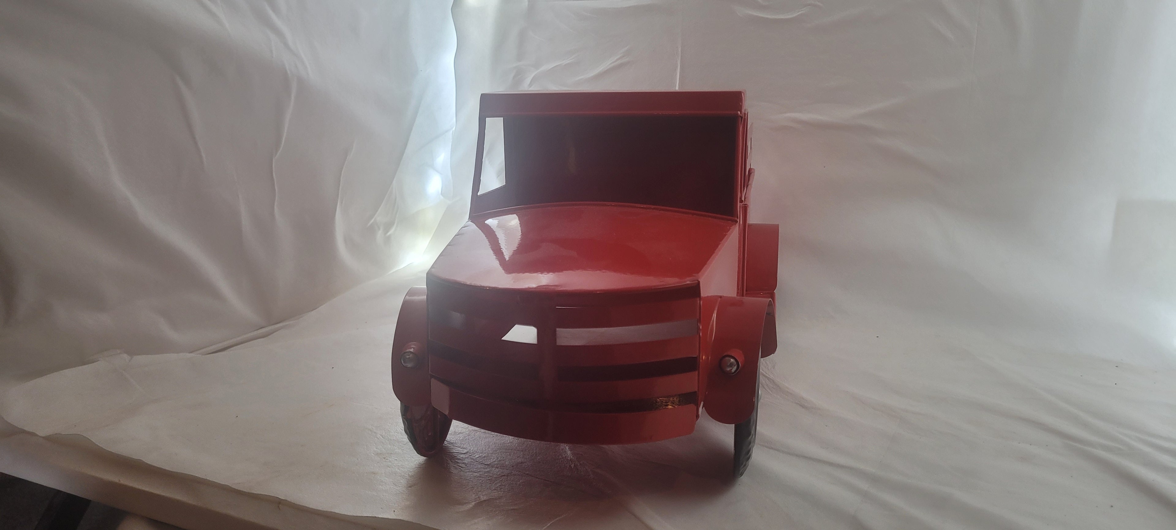Camion rouge de style vintage décoratif