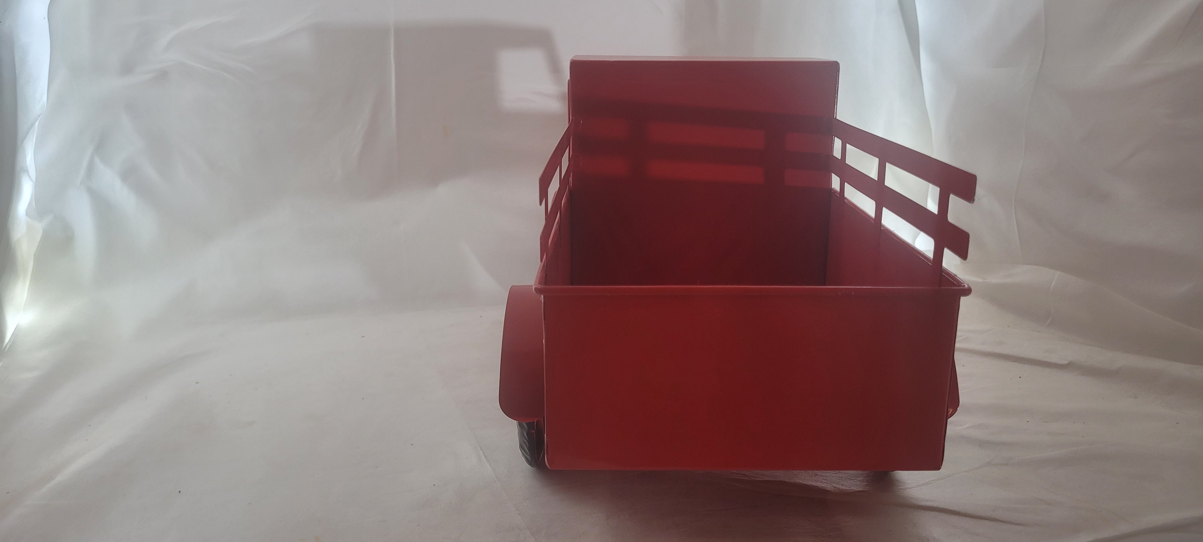 Camion rouge de style vintage décoratif