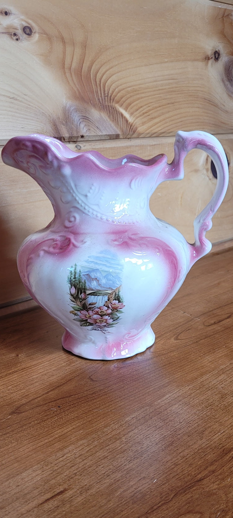 Vintage Krug / Vase aus pastellrosa Keramik – Alberta Souvenir-Dekor (Alberta Molds Form)