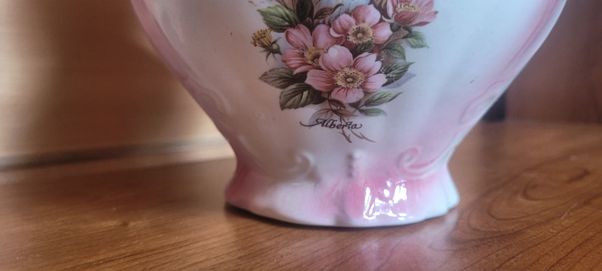 Vintage Krug / Vase aus pastellrosa Keramik – Alberta Souvenir-Dekor (Alberta Molds Form)