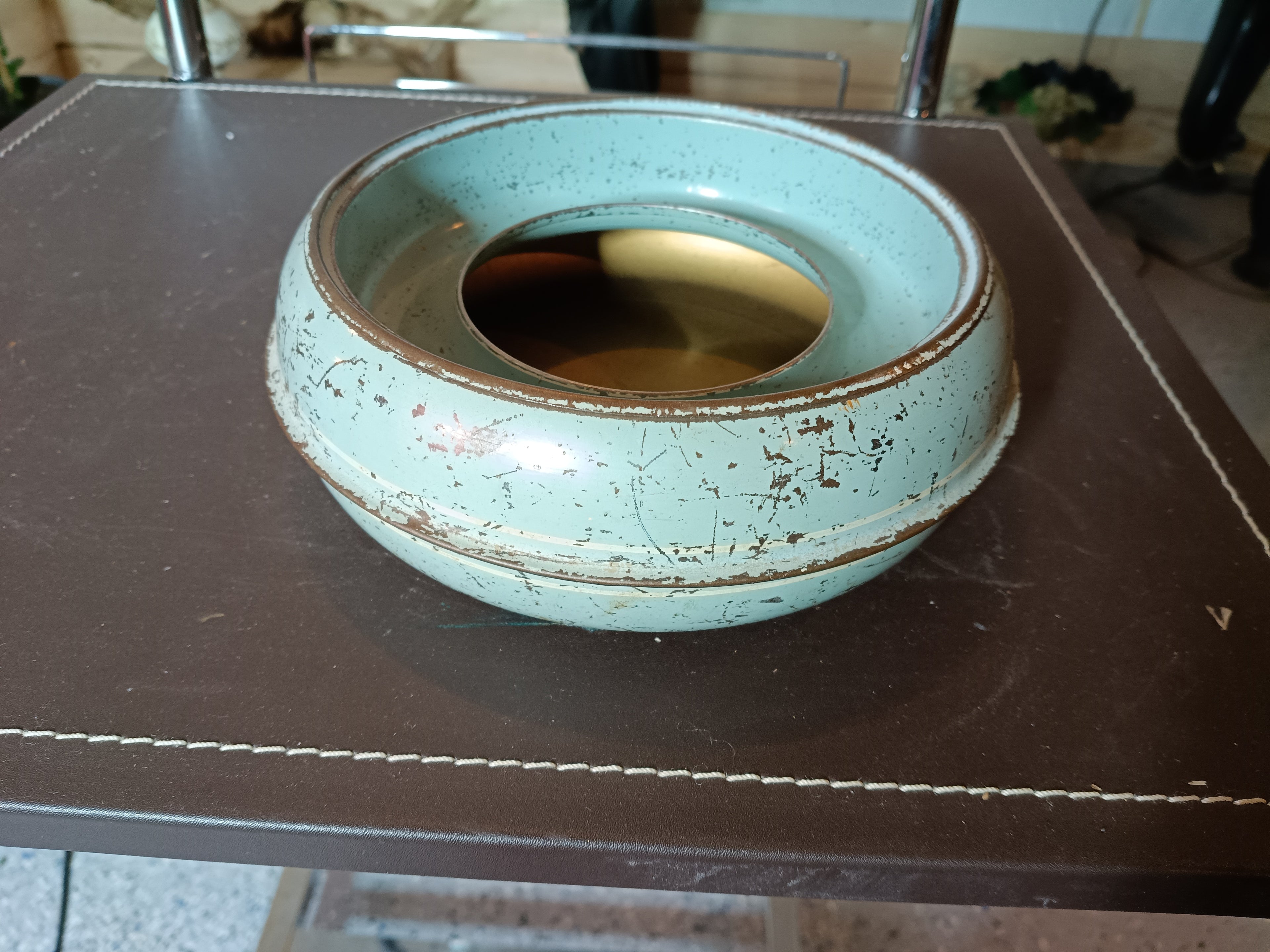 Pot métallique a couture vintage.