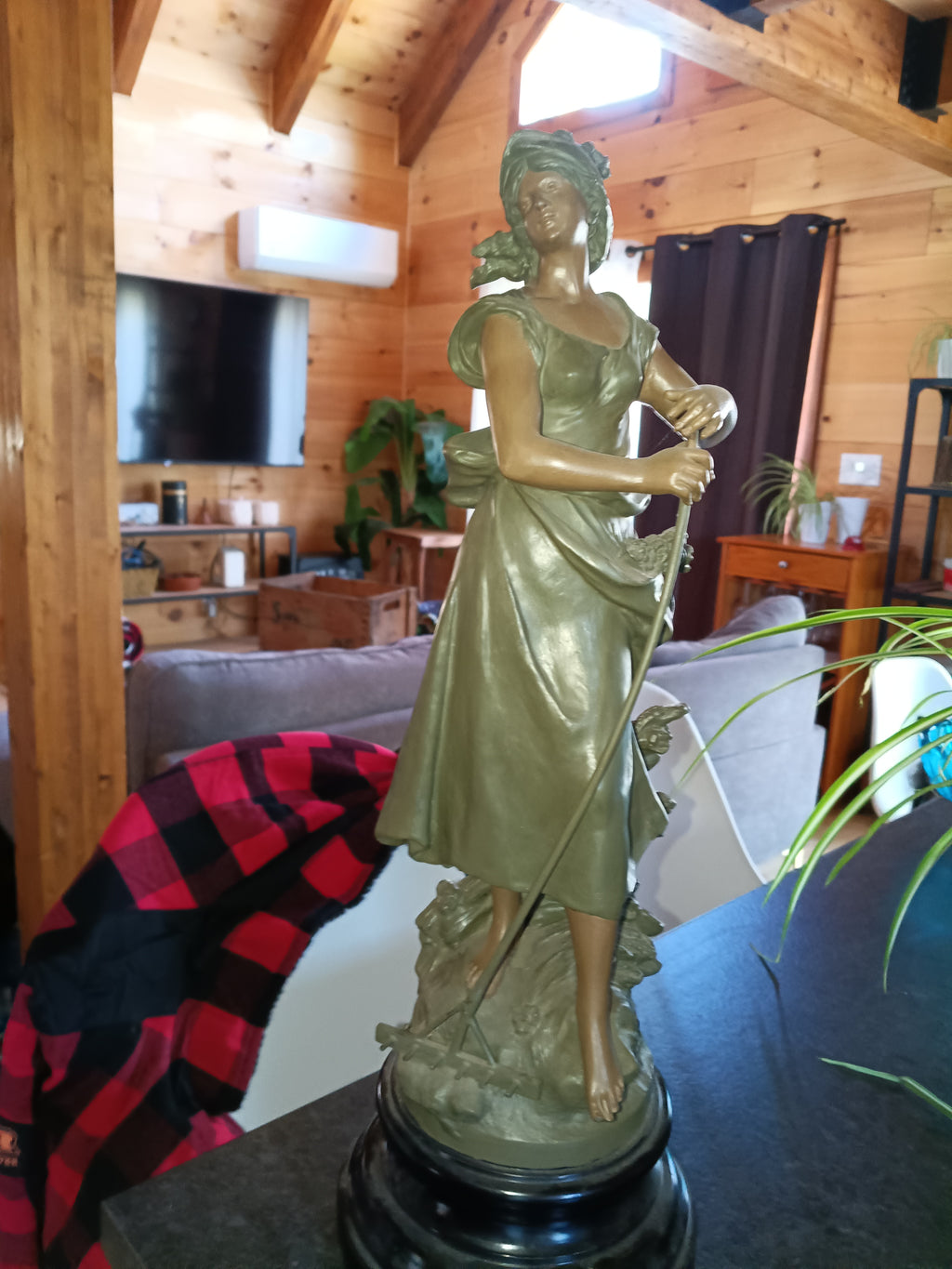 Sculpture « La Faneuse » – Auguste Moreau