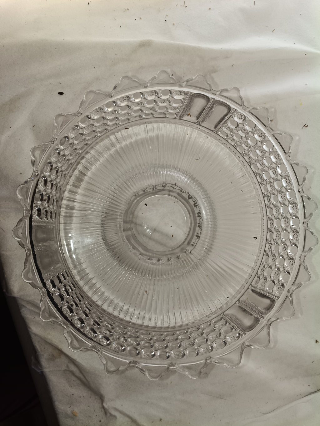 Grande coupe sur pied — “Three Panel”, Pattern No. 25
Richards & Hartley Glass Company — motif introduit en 1885