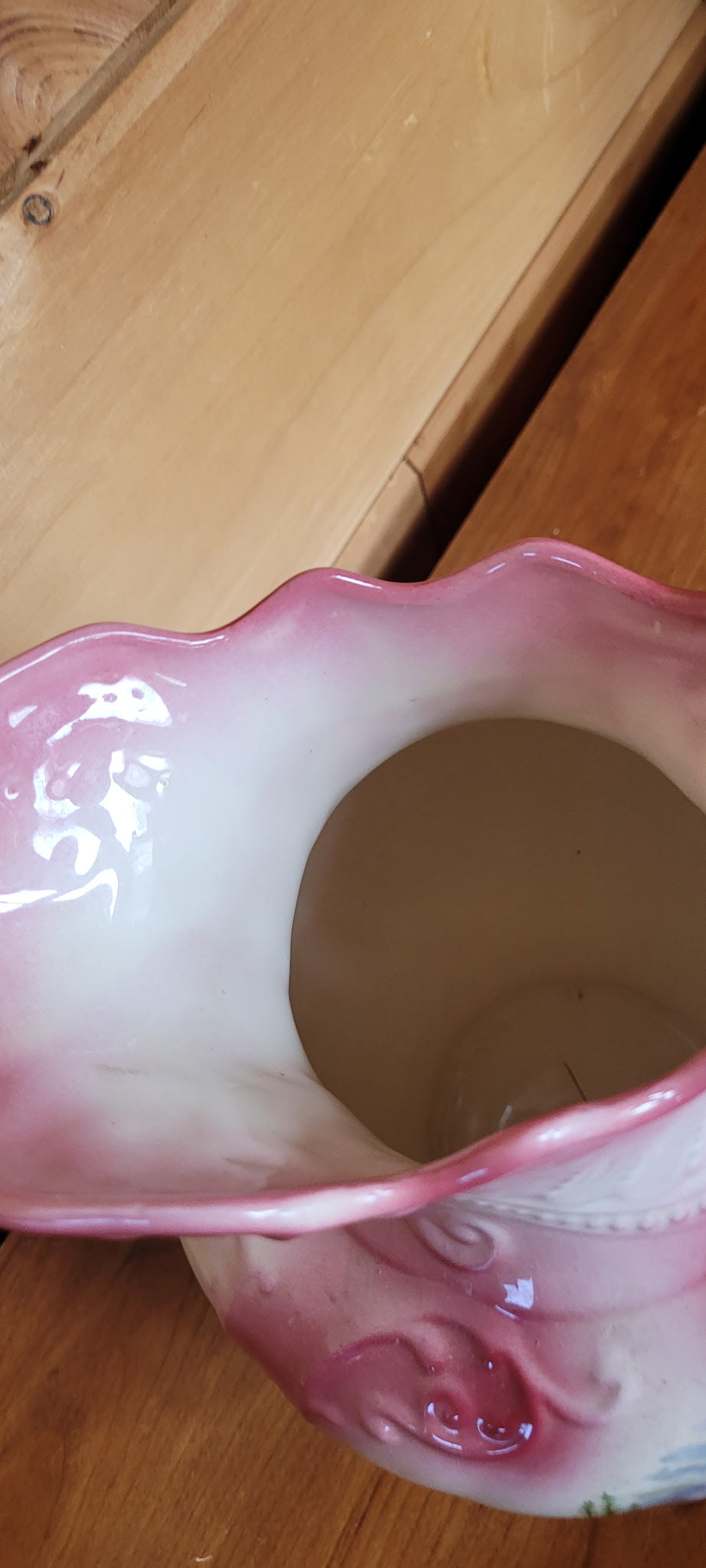 Vintage Krug / Vase aus pastellrosa Keramik – Alberta Souvenir-Dekor (Alberta Molds Form)