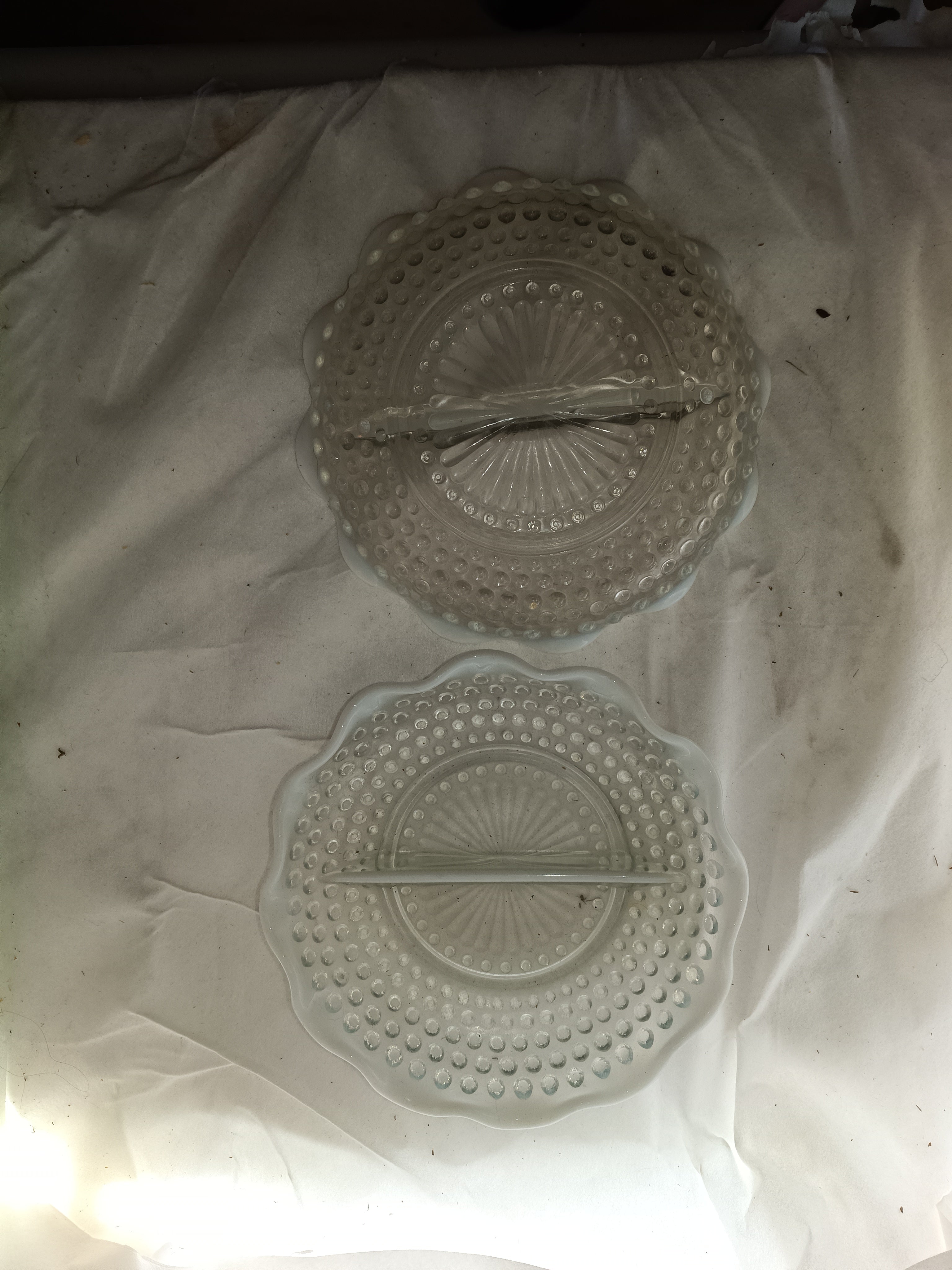 Anchor Hocking — Moonstone Clear Opalescent
États-Unis — 1942–1946
Verre pressé opalescent à décor hobnail