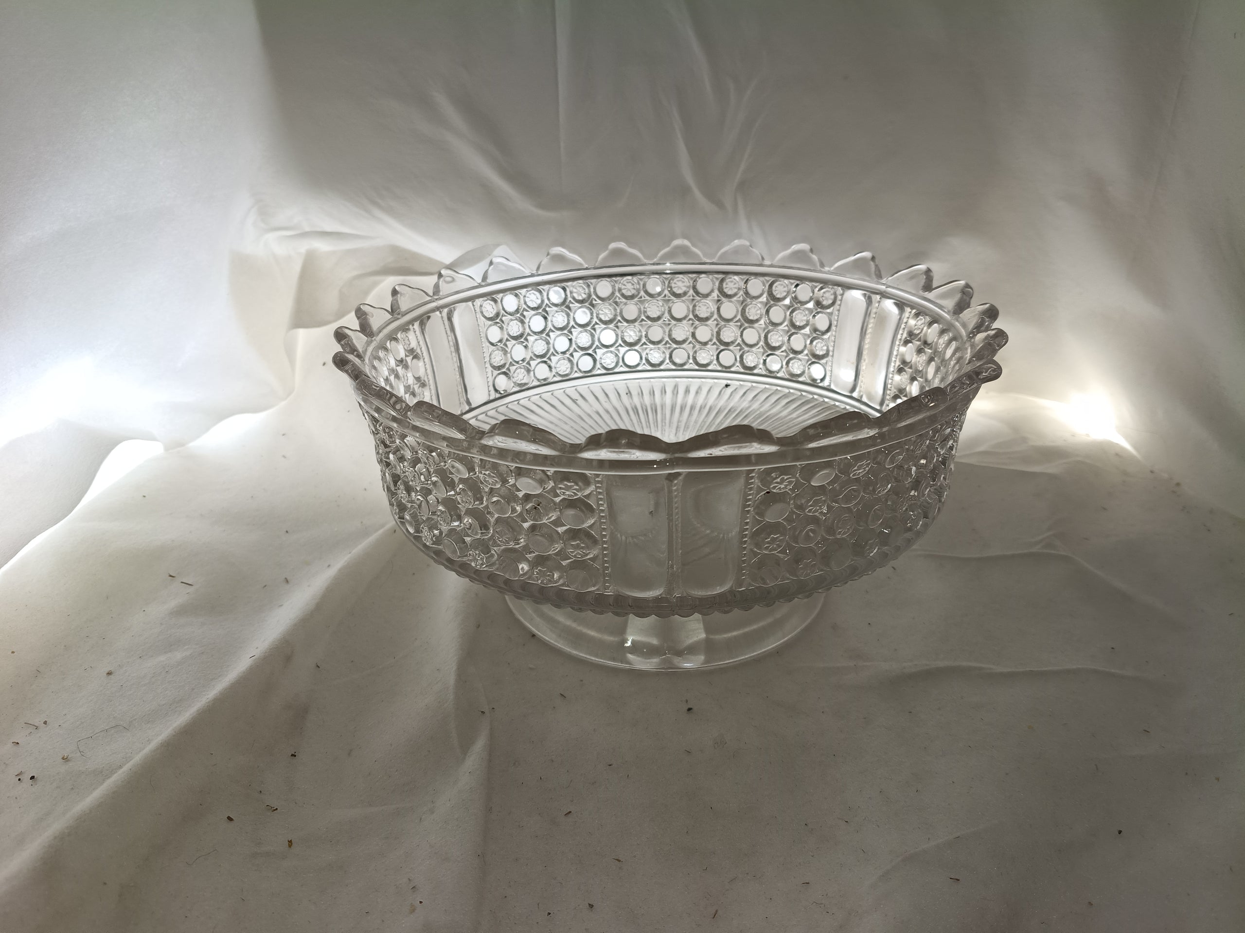 Grande coupe sur pied — “Three Panel”, Pattern No. 25
Richards & Hartley Glass Company — motif introduit en 1885