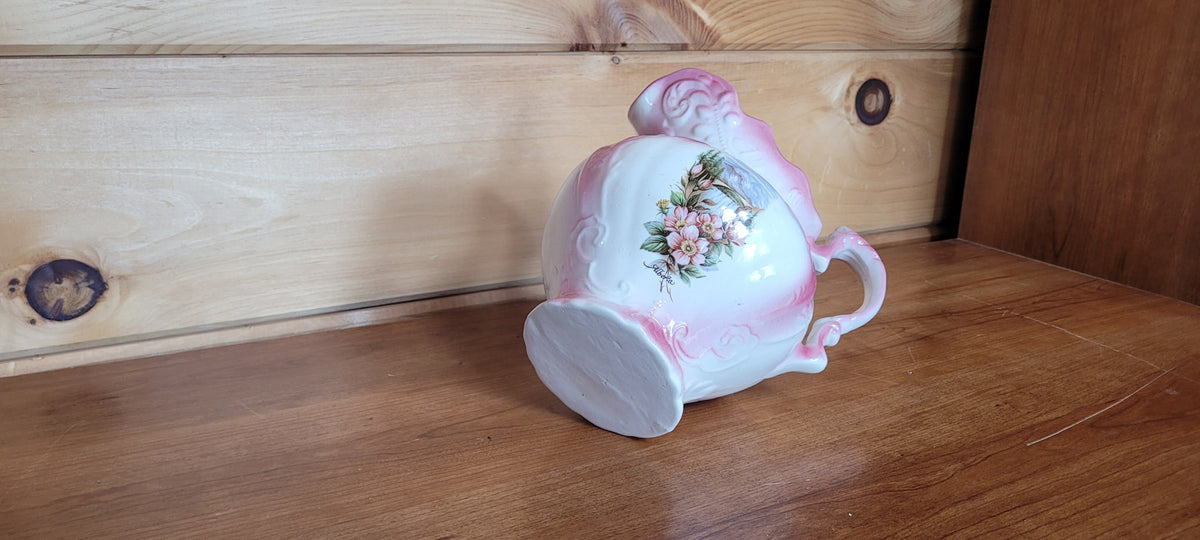 Vintage Krug / Vase aus pastellrosa Keramik – Alberta Souvenir-Dekor (Alberta Molds Form)
